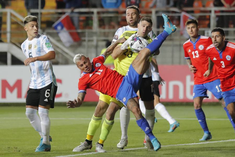 Chile con la soga al cuello; Ecuador da un paso gigante y Uruguay camina hacia Qatar