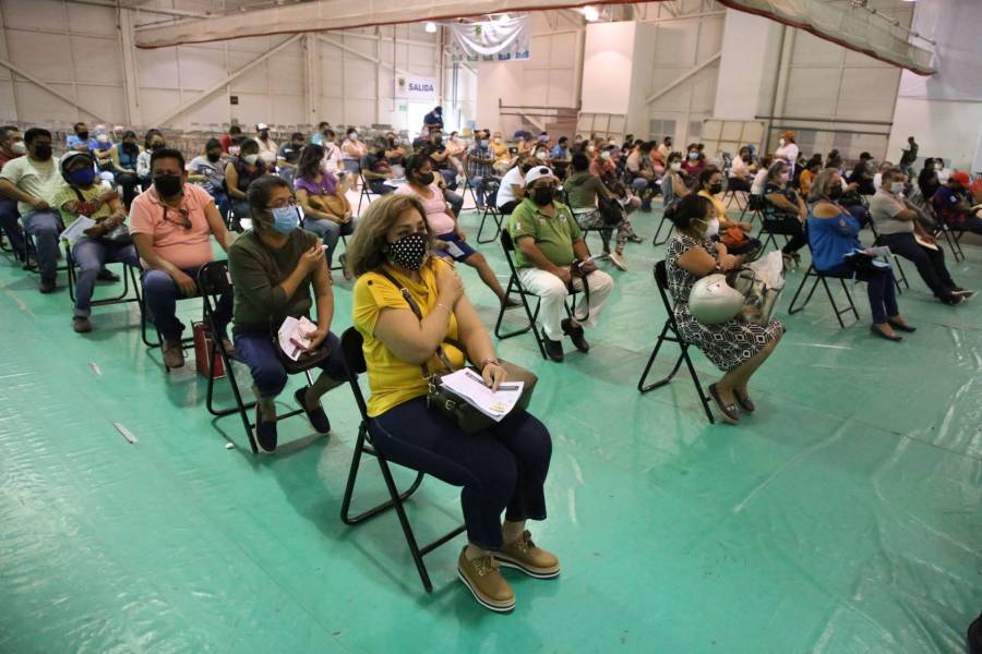 Contagios y decesos por covid siguen al alza en México