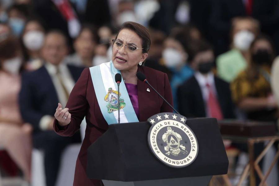 Xiomara Castro asume presidencia de una Honduras