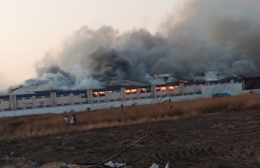 Se incendia bodega en Chalco que almacenaba cartón