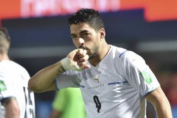 Con gol de Luis Su&aacute;rez, Uruguay respira rumbo a Qatar 2022