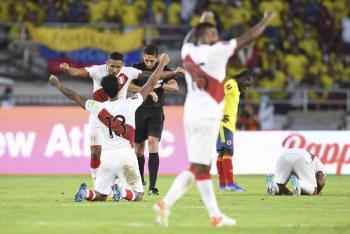 Per&uacute; gana y Colombia se aleja de Qatar 2022
