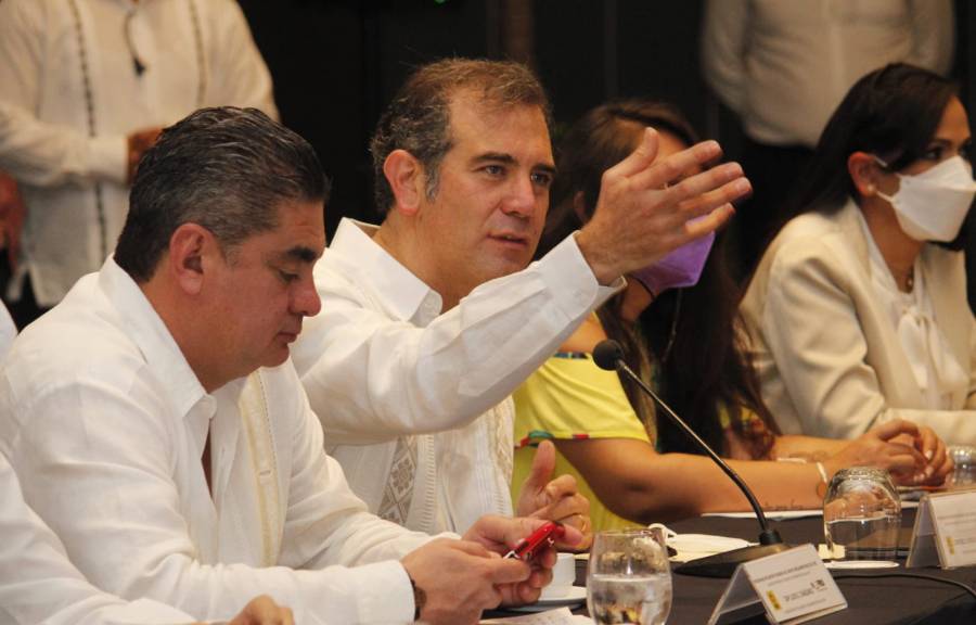 Consejero del INE asiste a reunión plenaria del PRD