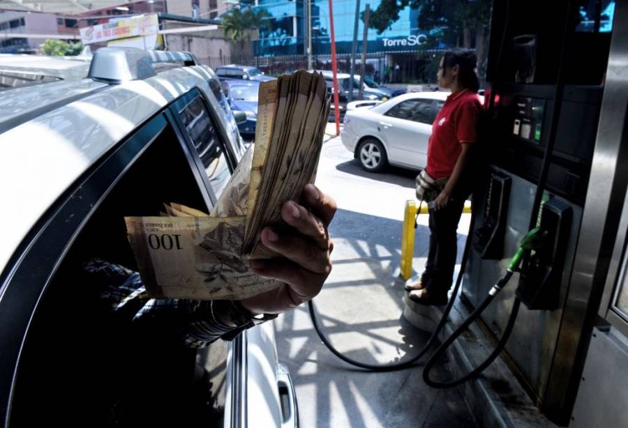 Venezuela detiene a tres funcionarios por contrabando de gasolina