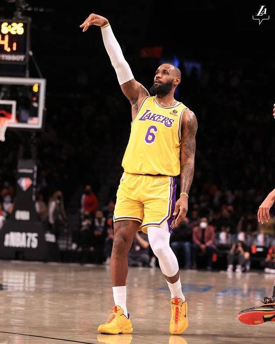 LeBron James ser&aacute; baja por lesi&oacute;n en rodilla