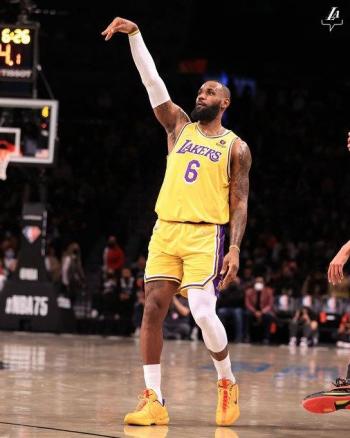 LeBron James ser&aacute; baja por lesi&oacute;n en rodilla