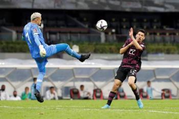 Costa Rica resiste ante M&eacute;xico y saca un punto que lo mantiene vivo en el octogonal