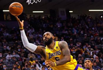 LeBron James seguir&aacute; de baja por su lesi&oacute;n de rodilla