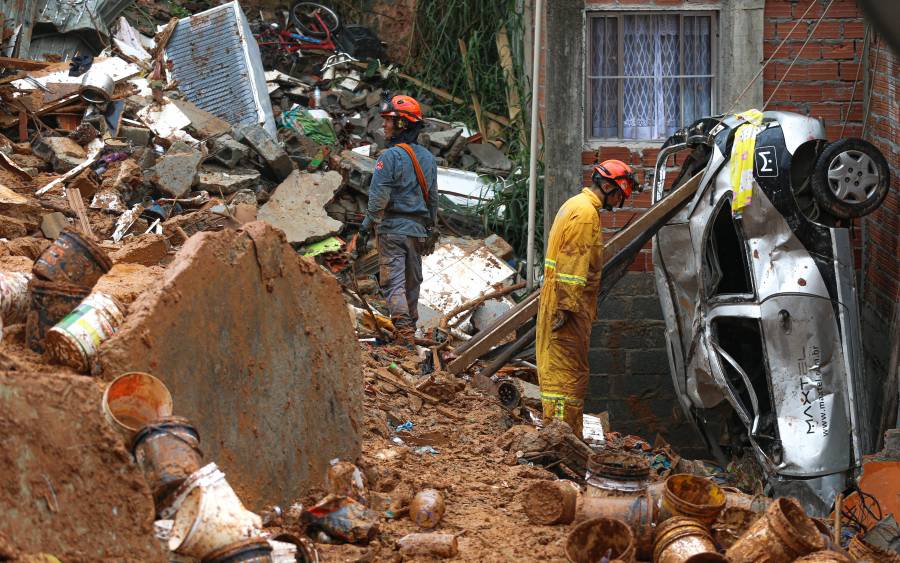 Con poca esperanza, rescatistas buscan sobrevivientes de alud en Brasil