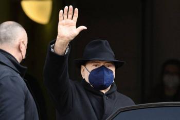 Silvio Berlusconi abandona hospital de Mil&aacute;n tras pasar una semana internado