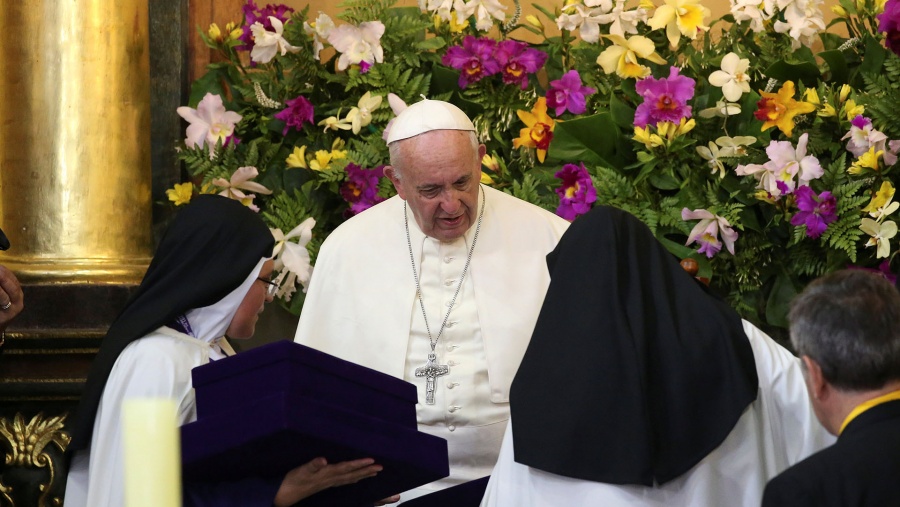 El papa invita a las religiosas a 