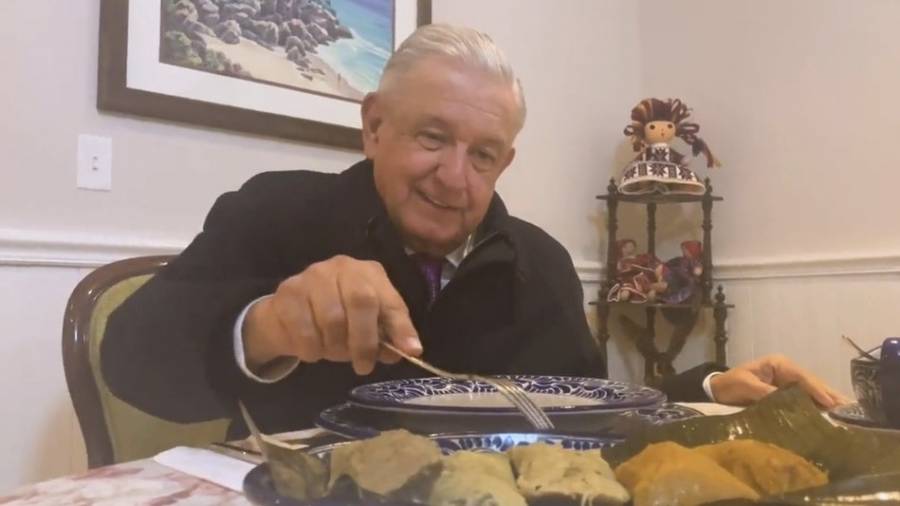 AMLO celebra Día de la Candelaria comiendo tamales