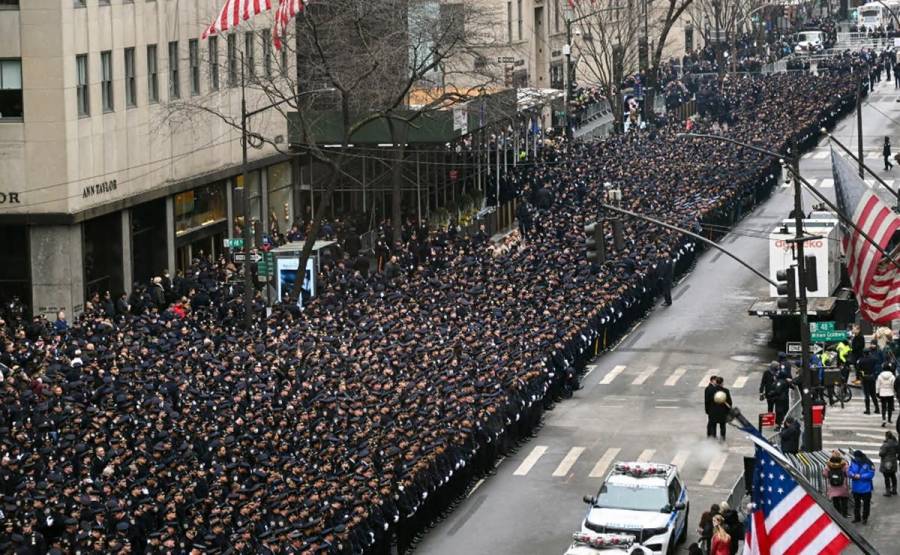 Nueva York honra a segundo policía asesinado en nueva ola de violencia