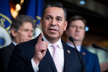 El derrame cerebral de un senador de EEUU amenaza la agenda de Biden