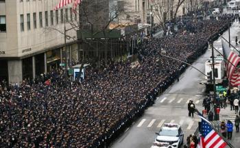 Nueva York honra a segundo polic&iacute;a asesinado en nueva ola de violencia