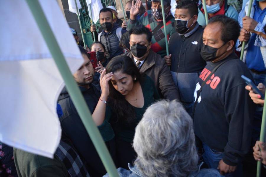 Manifestantes agreden a diputada panista Ana Villagrán