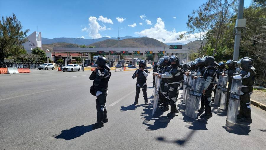 Normalistas de Ayotzinapa intentan tomar la caseta de Palo Blanco