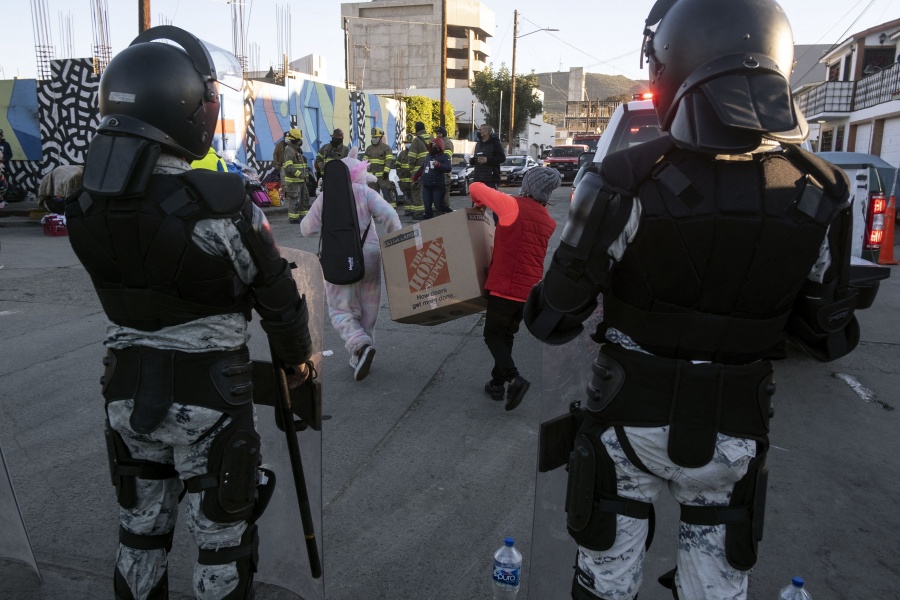 Autoridades desalojan un campamento de migrantes en Tijuana