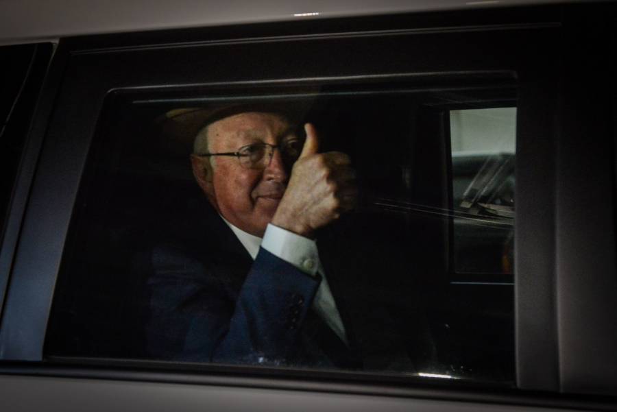 Solicitan a Biden despedir a Ken Salazar por apoyar reforma energética de AMLO