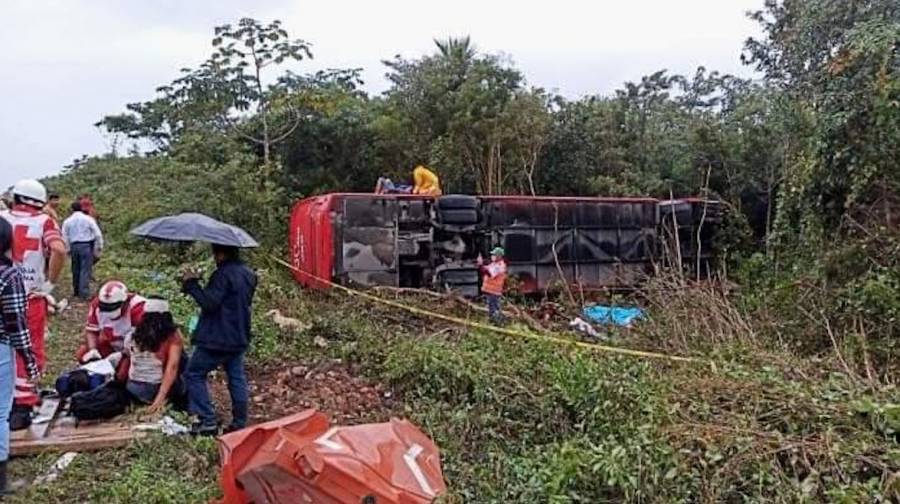 Fiscalía identifica a los ocho fallecidos del accidente de un autobús turístico en Quintana Roo