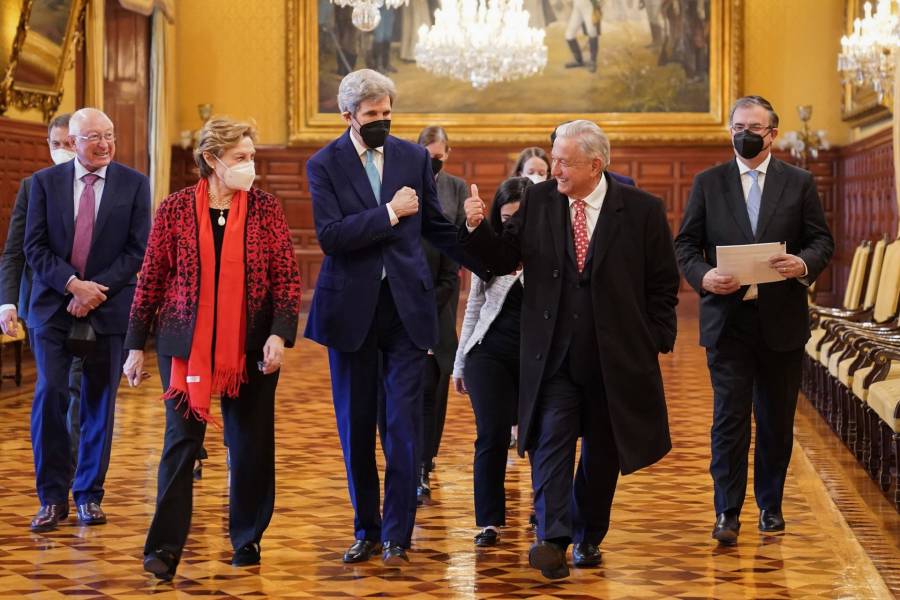 “Hablamos con franqueza y respeto”, dice AMLO tras reunión con John Kerry