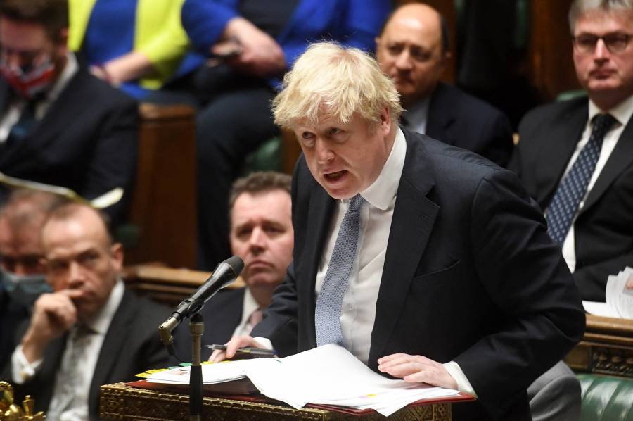 Inglaterra espera acabar con las cuarentenas para positivos de covid a final de febrero