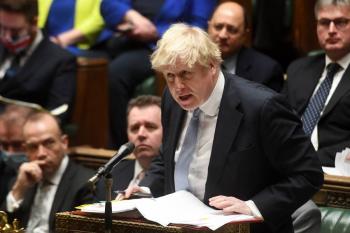 Inglaterra espera acabar con las cuarentenas para positivos de covid a final de febrero