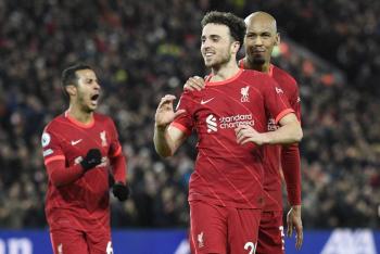 Liverpool doblega al Leicester y sigue el ritmo del City