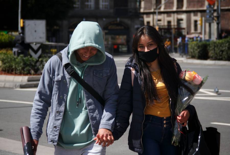 Tras disminución de casos COVID, GobCDMX pide festejar el 14 de febrero con 