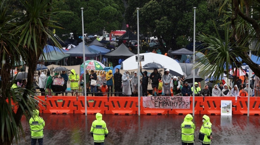 Manifestantes continúan protesta antivacunas en Nueva Zelanda pese a ciclón