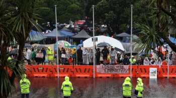 Manifestantes contin&uacute;an protesta antivacunas en Nueva Zelanda pese a cicl&oacute;n