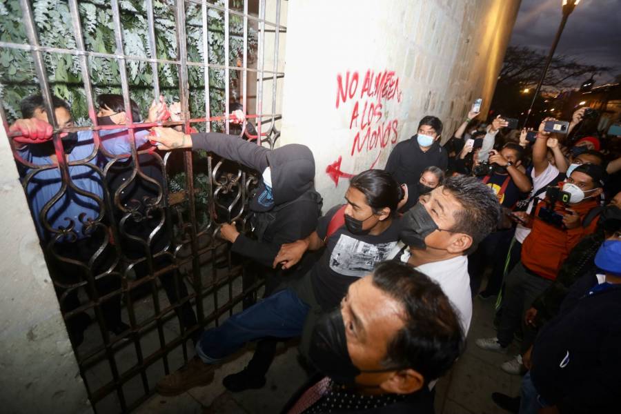 Miembros de la CNTE vandalizan sede de la boda de Elba Esther Gordillo