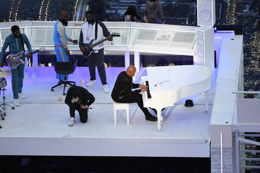 Eminen protesta contra el racismo en show del medio tiempo del Super Bowl LVI