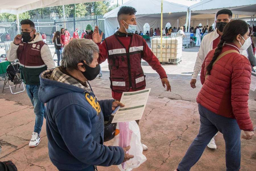 Vacunan a más de 45 mil rezagados en 4 días, en Estadio Olímpico Universitario