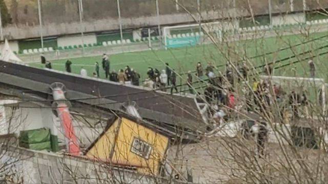 Muere un espectador de un partido de fútbol en España al caer una torre eléctrica