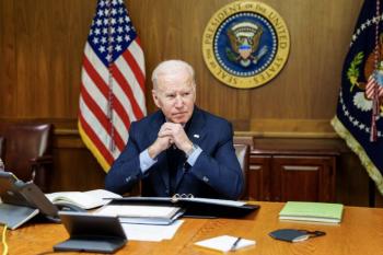 Joe Biden y Volodimir Zelenski acuerdan mantener la 