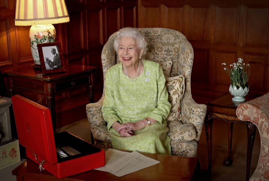 Isabel II retoma el trabajo tras temor por Covid-19 del príncipe Carlos