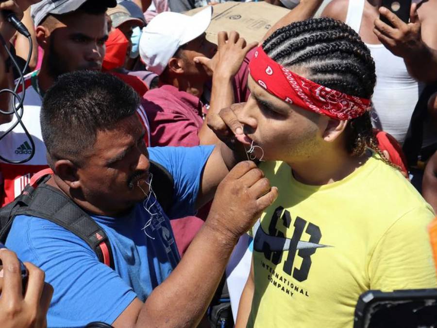 Migrantes se cosen la boca en protesta en Tapachula, Chiapas