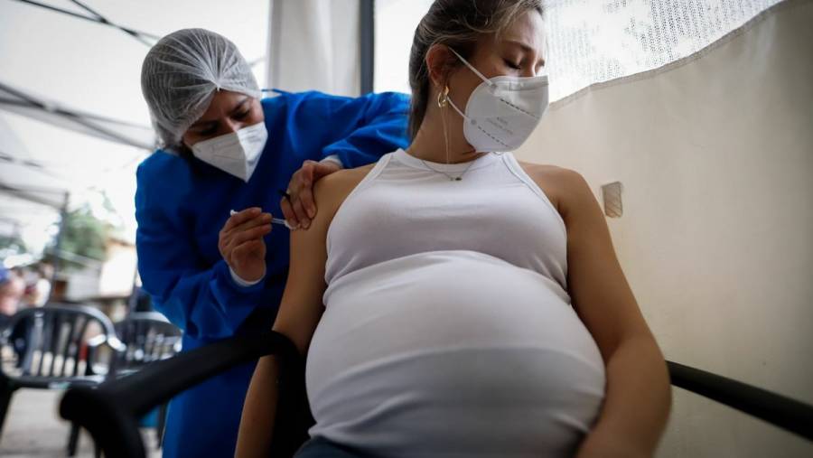 Vacunar a embarazadas contra covid protege a bebés de ser hospitalizados