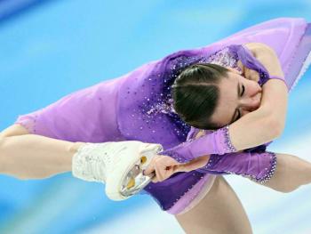 Kamila Valieva compite entre l&aacute;grimas y camina hacia el oro en Pek&iacute;n
