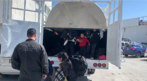 Aseguran a 59 migrantes que viajaban en “pseudo” tinacos