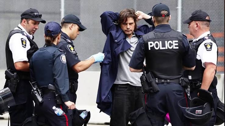 Policía canadiense usa la fuerza para desalojar a manifestantes en Ottawa