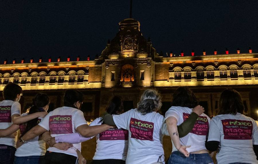Víctimas de ataques con ácido protestan en Palacio Nacional