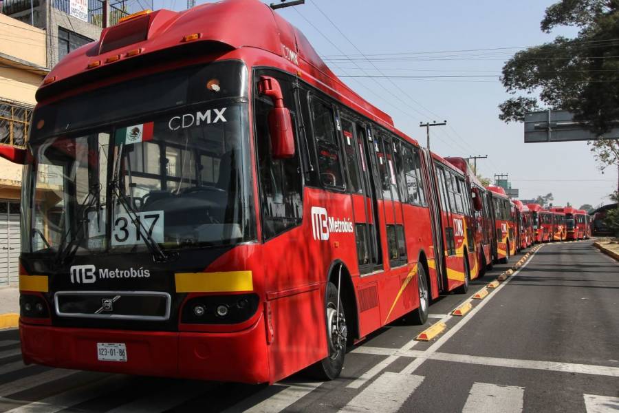 Hallan feto dentro de bolsa en estación del Metrobús de la CDMX