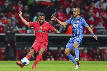 Cruz Azul golea al Toluca y se acerca al l&iacute;der Puebla en Liga MX