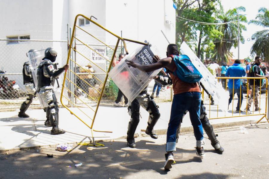 INM reprueba violencia de migrantes para que sean atendidos