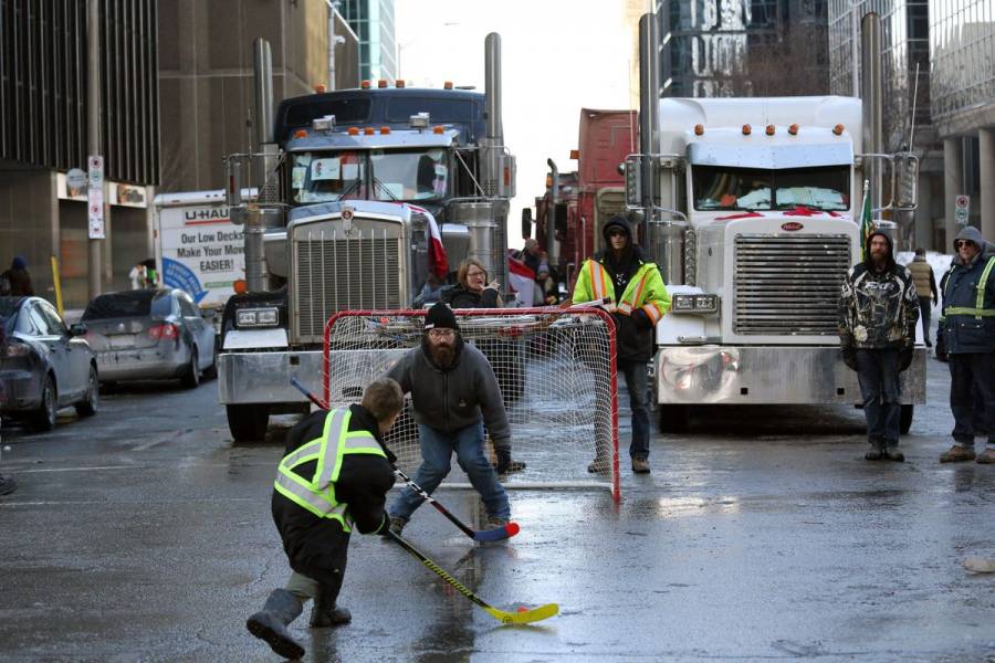 Camioneros se reúnen para iniciar caravana contra medidas por covid en EEUU