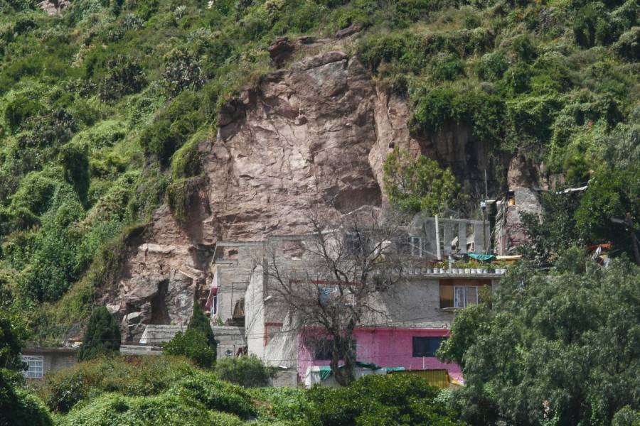 Dos niños mueren sepultados tras derrumbe de un cerro en Veracruz