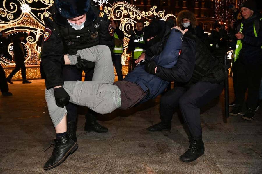 Cerca de mil 400 detenidos en Rusia en protestas contra la guerra en Ucrania