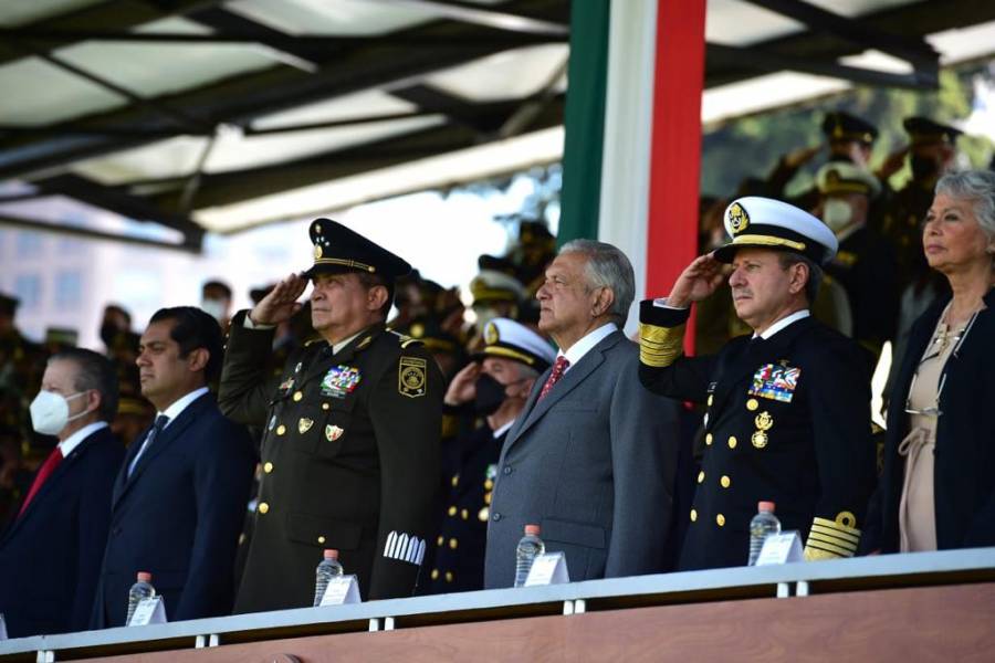 AMLO encabeza ceremonia del Día de la Bandera